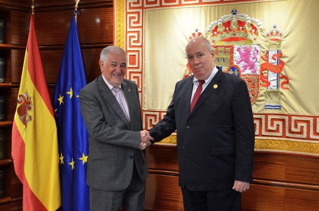 El Presidente del TC recibe la visita del Presidente emérito de la Corte Suprema de Justicia de Panamá